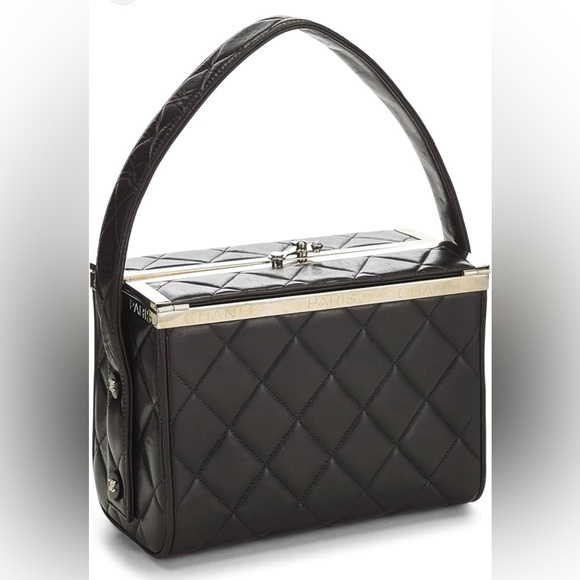 🥳 TODAY!!AUTHENTIC-CHANEL QUILTED LAMB SKIN WITH SILVER HARDWARE BOX VANITY BAG. - Picture 1 of 10